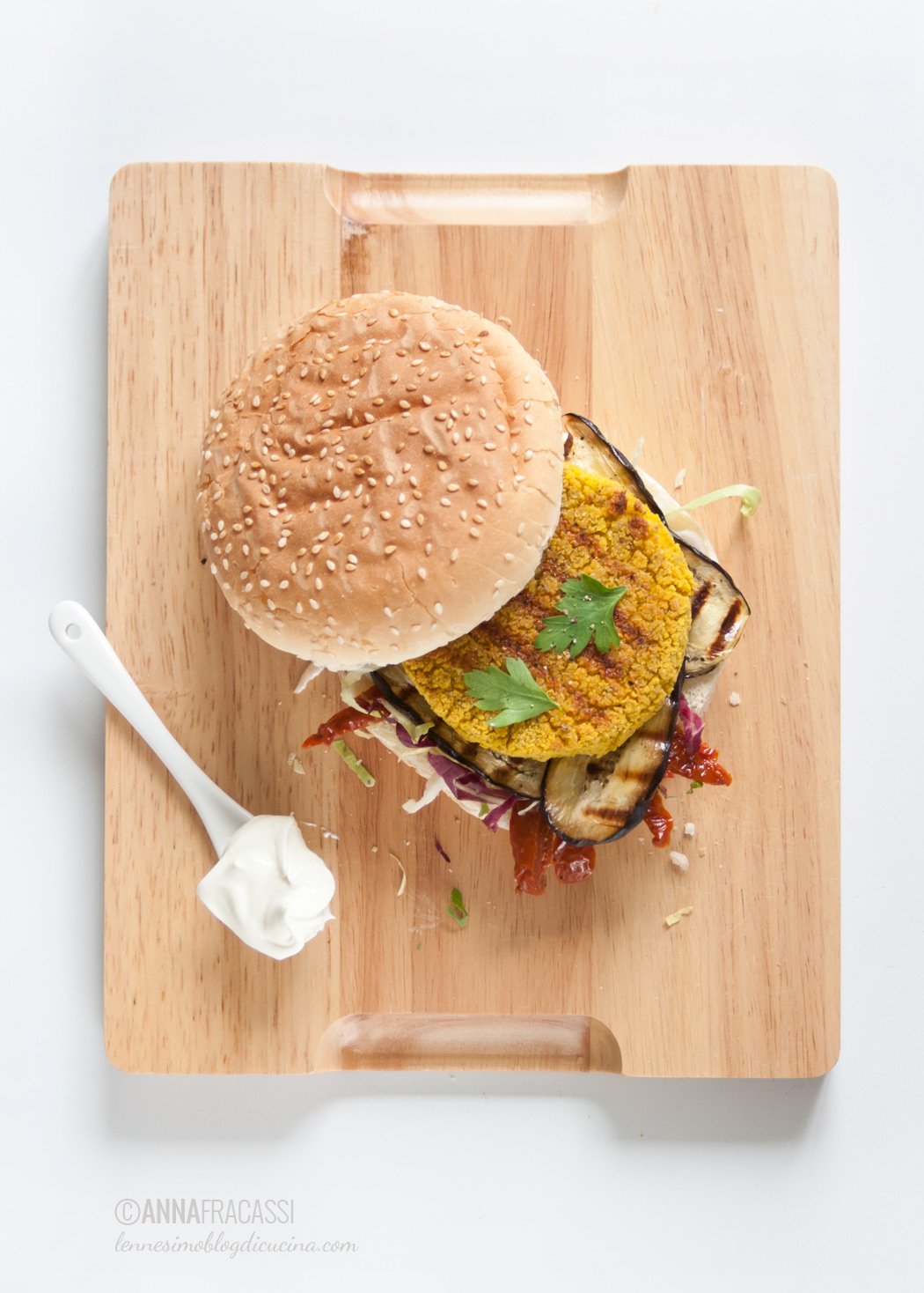 Veggie burger di lupini alla curcuma