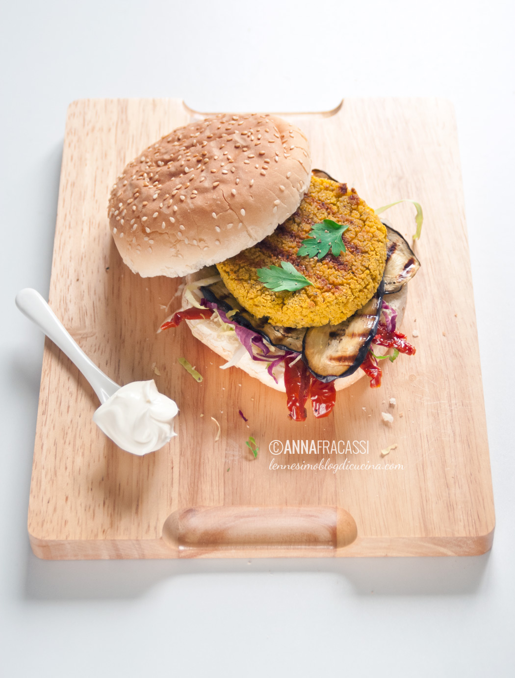 Veggie burger di lupini alla curcuma