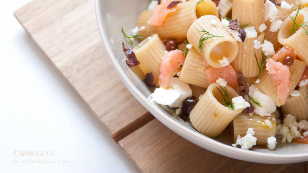 Pasta fredda integrale al salmone, feta e finocchietto