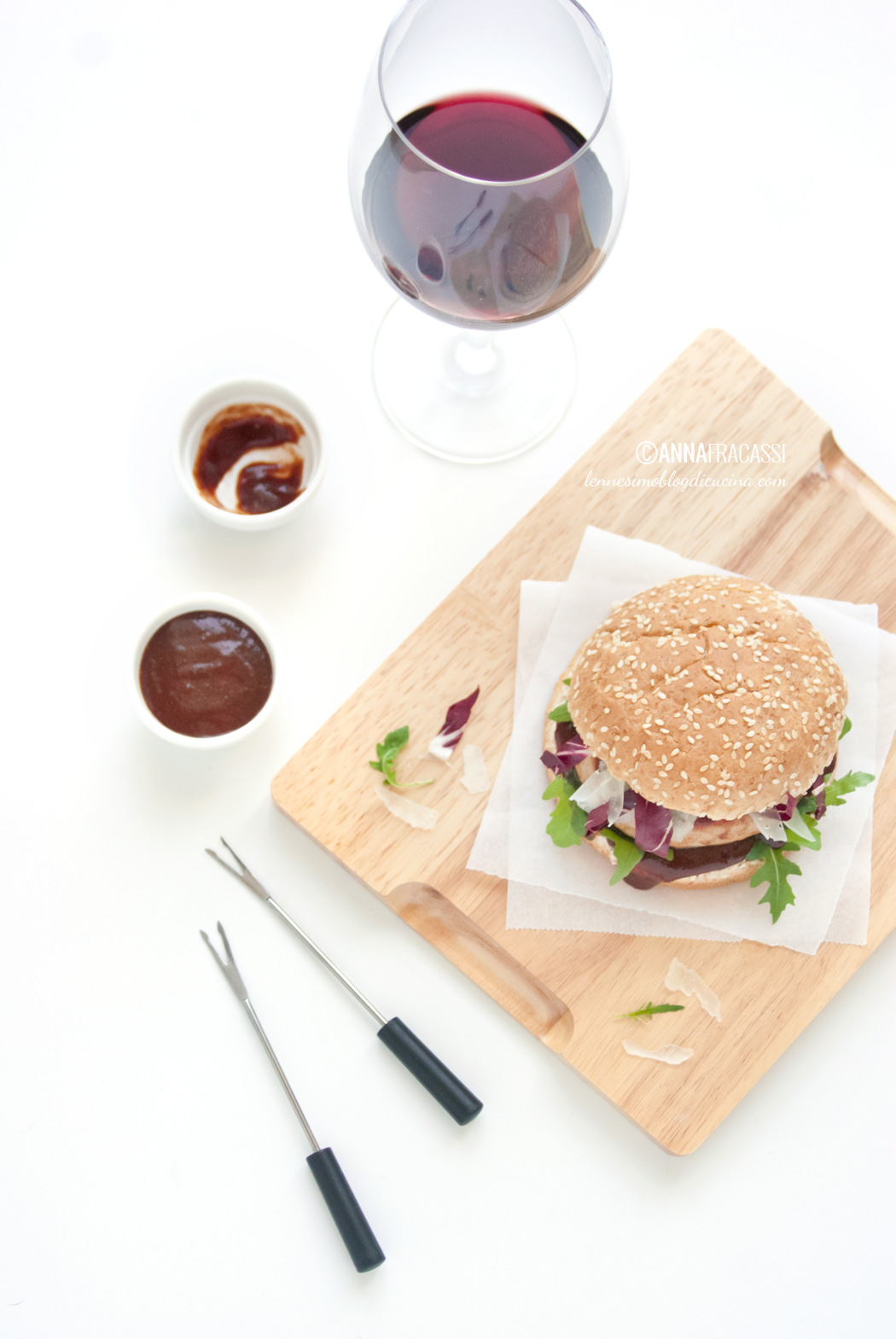 Burger di coniglio con salsa BBQ speziata alle prugne e Vino Nobile di Montepulciano