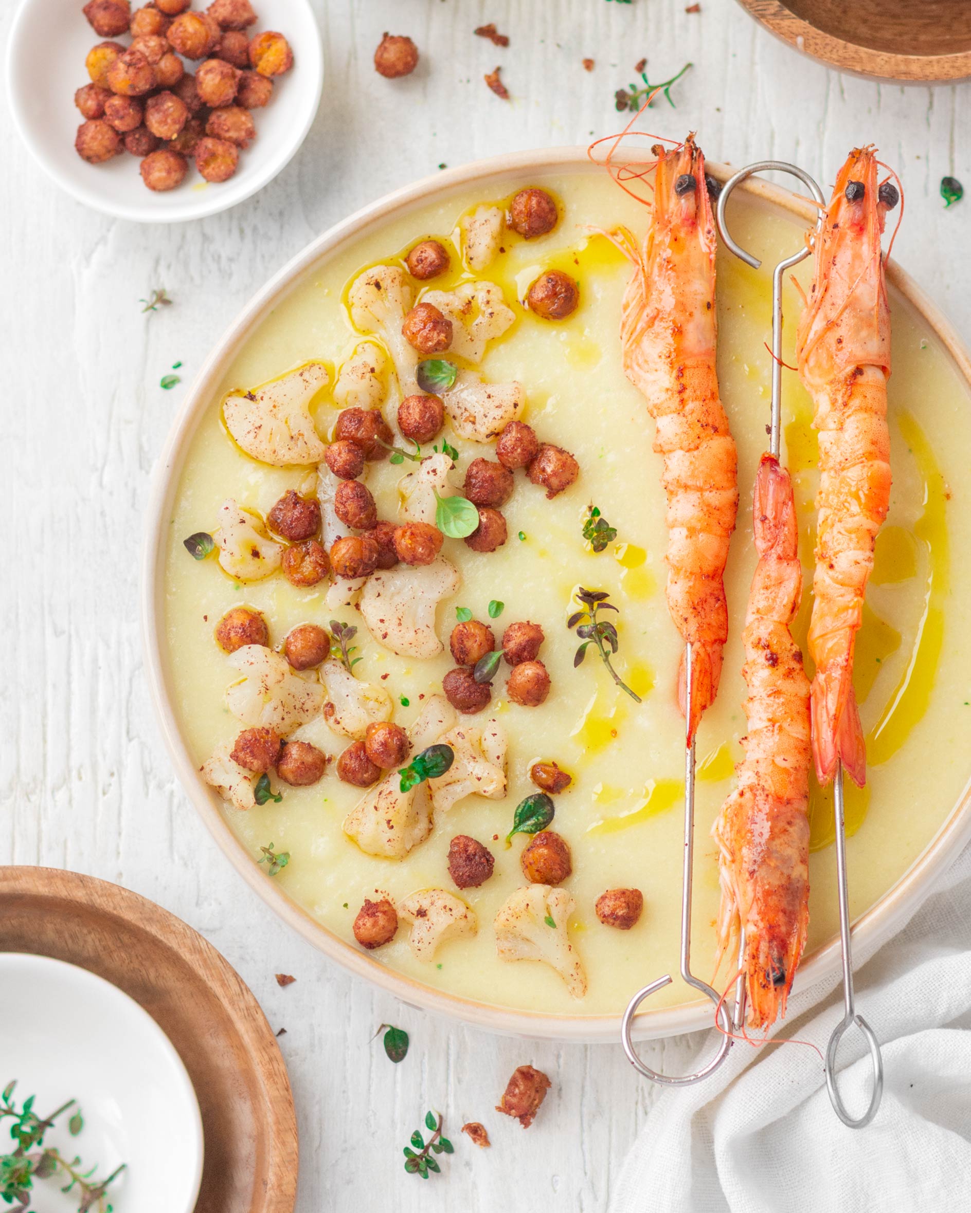 Vellutata di cavolfiori con ceci croccanti e gamberi alla paprika