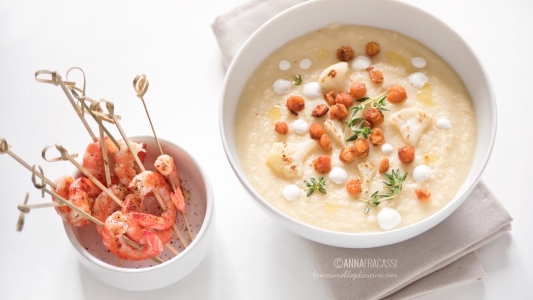 Vellutata di cavolfiori con ceci croccanti e gamberi alla paprika