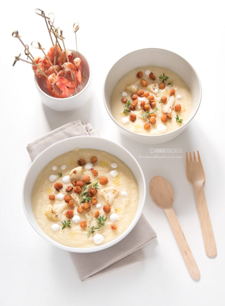 Vellutata di cavolfiori con ceci croccanti e gamberi alla paprika