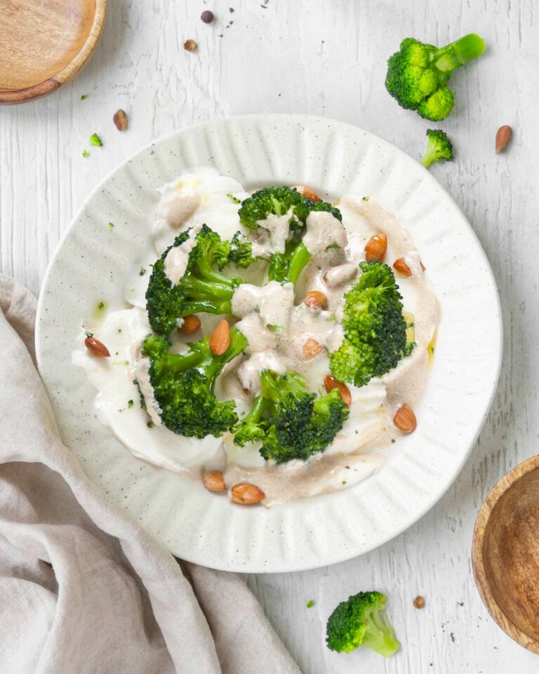 Carpaccio di mozzarella con broccoli e panna alle acciughe