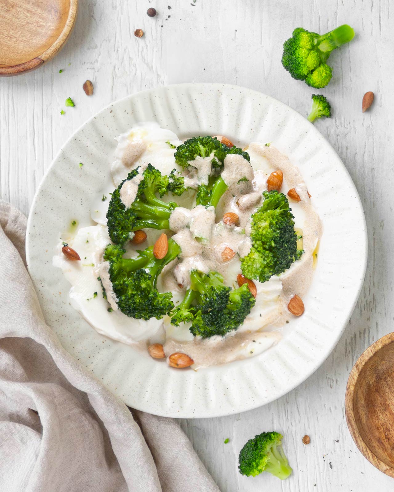 Carpaccio di mozzarella con broccoli e panna alle acciughe
