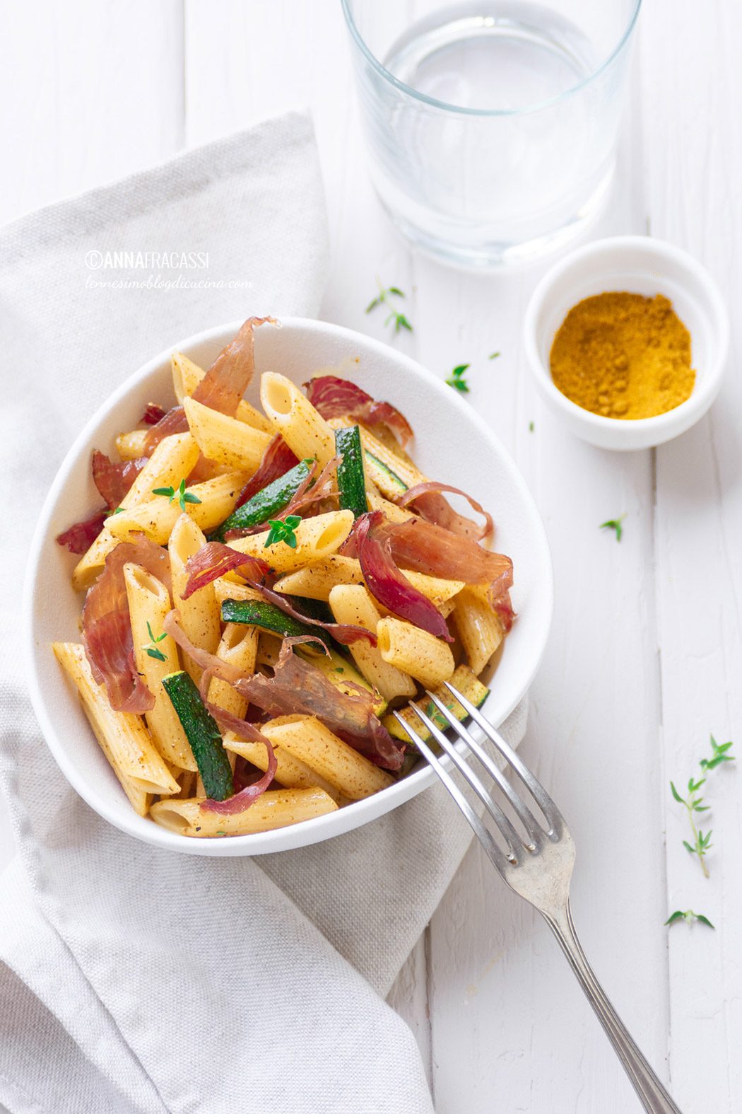 Penne con speck e zucchine, curcuma e cumino