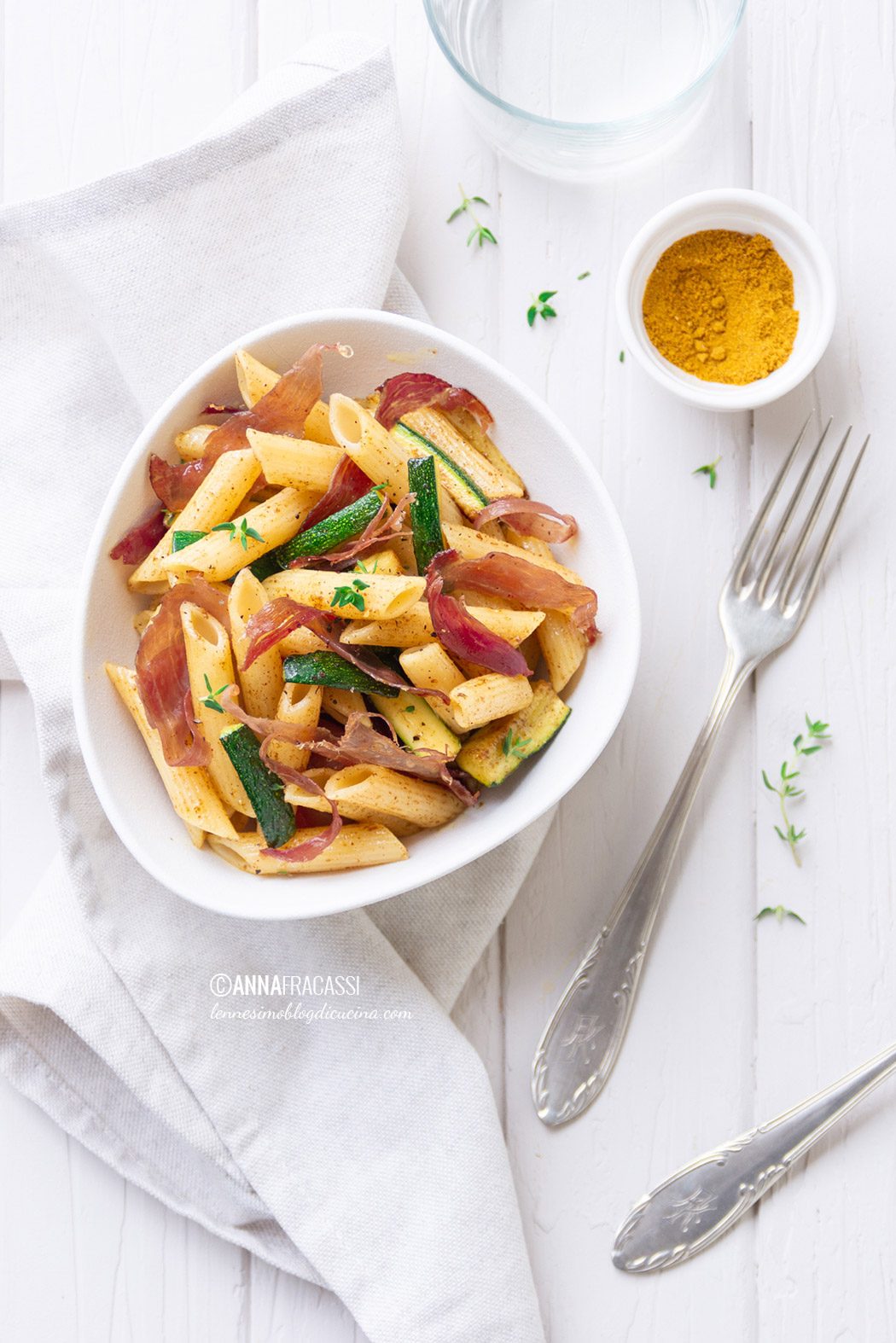 Penne con speck e zucchine, curcuma e cumino