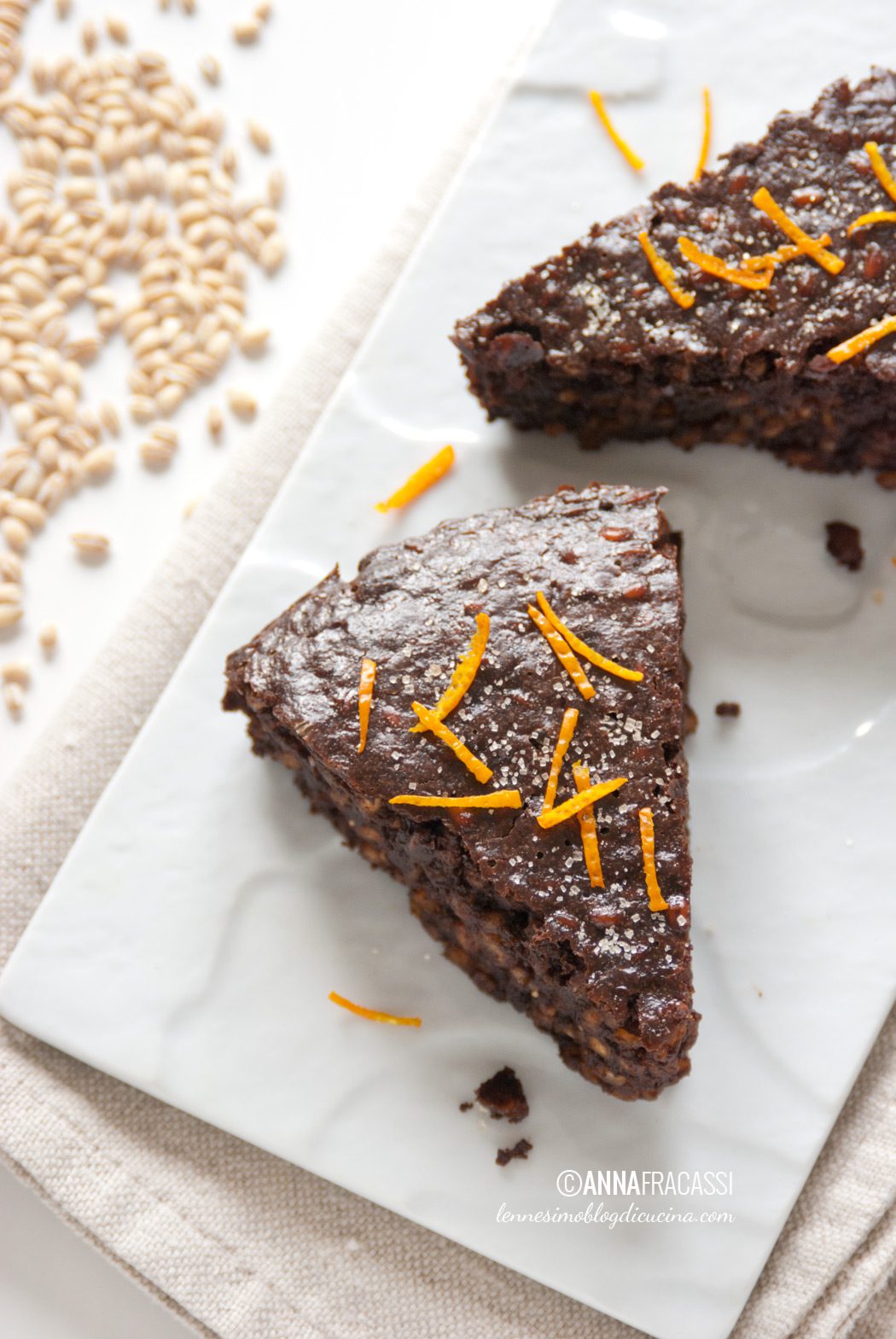 Torta d’orzo al cioccolato, caffè e arancia