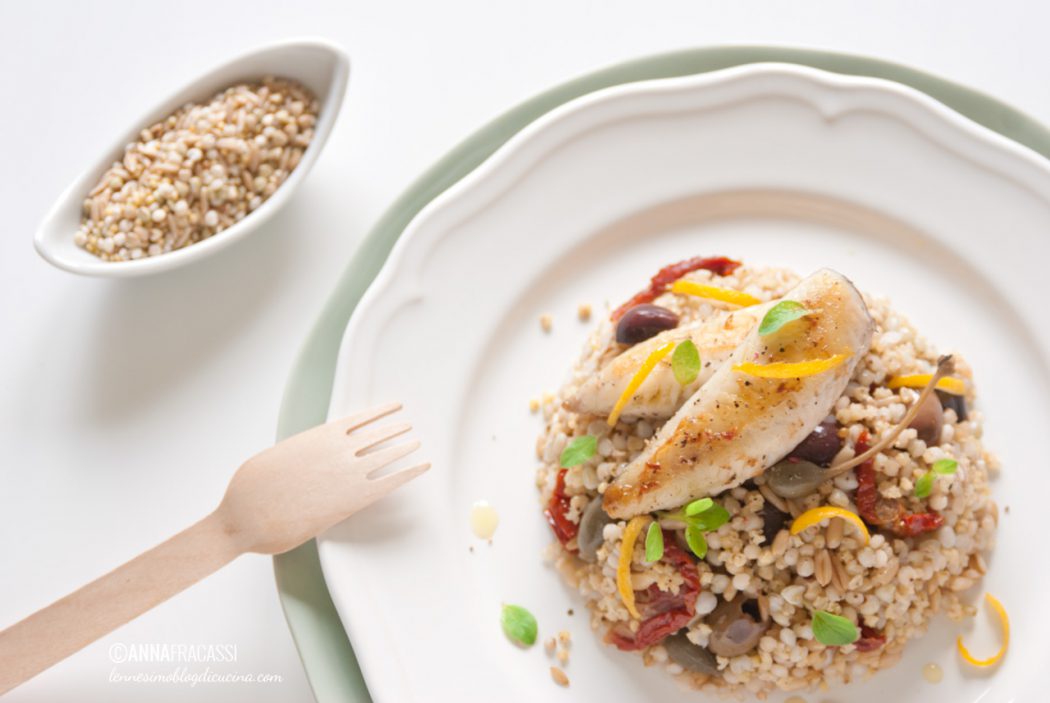 Timballo di cereali con filetti di pesce, olive, cucunci e pomodori secchi