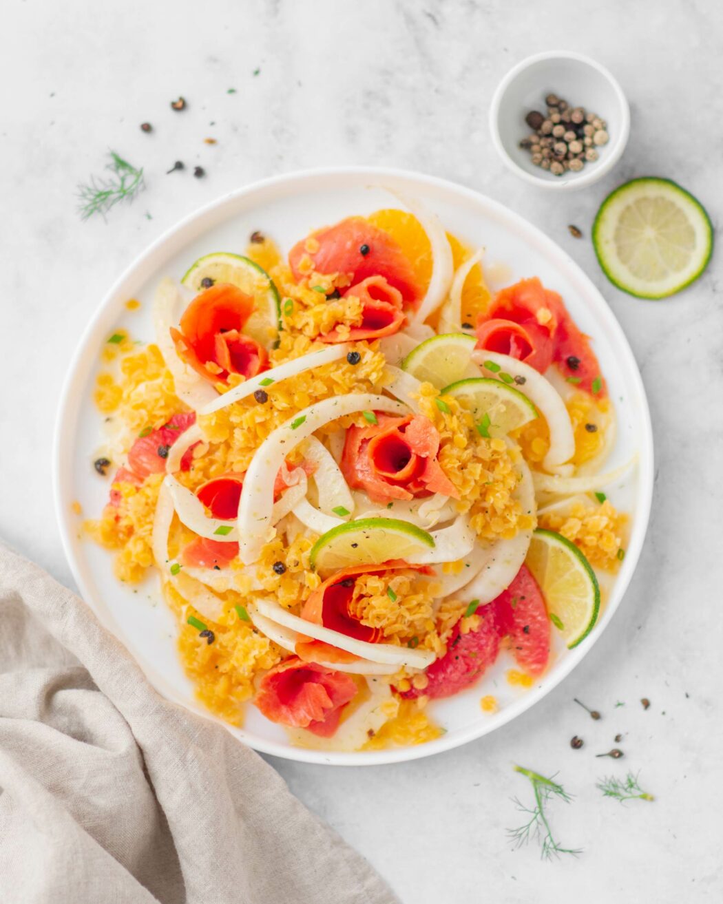 Insalata invernale di lenticchie rosse, finocchio e salmone