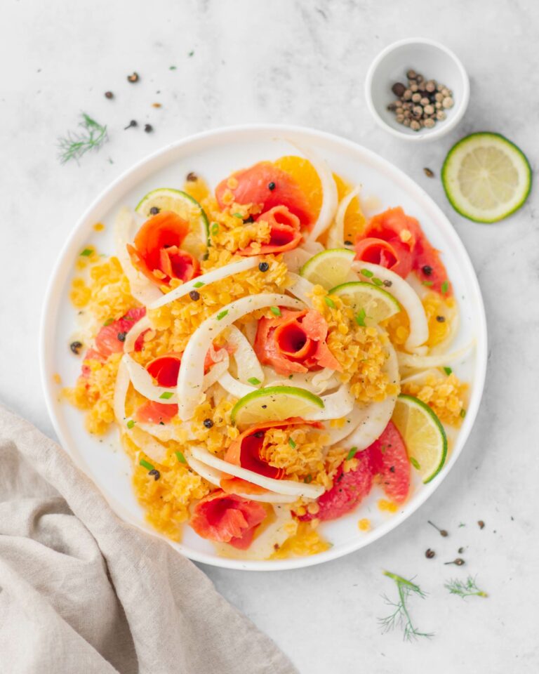 Insalata invernale di lenticchie rosse, finocchio e salmone