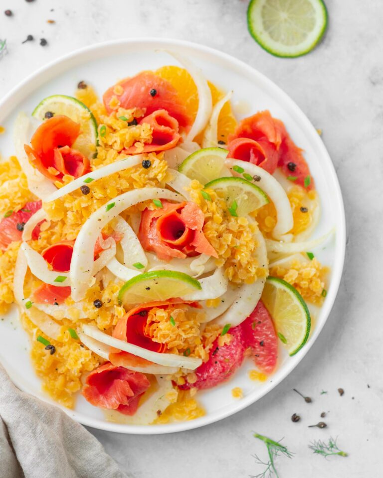 Insalata invernale di lenticchie rosse, finocchio e salmone