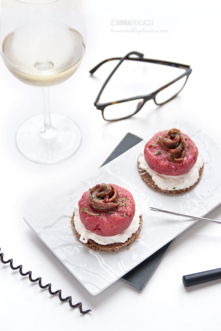 Tartare di fassona con stracciatella di latte e acciughe del Cantabrico