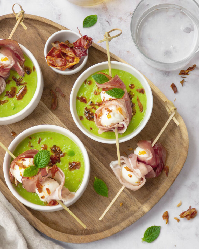 crema di piselli alla menta con speck croccante e spiedini di mozzarella