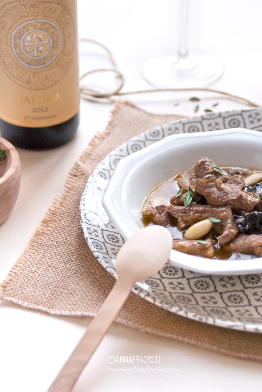 Tajine di agnello e un rosso sardo