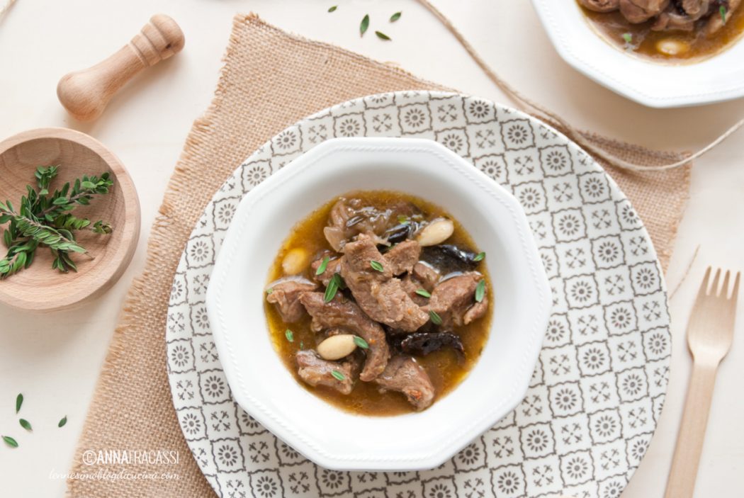 Tajine di agnello e un rosso sardo