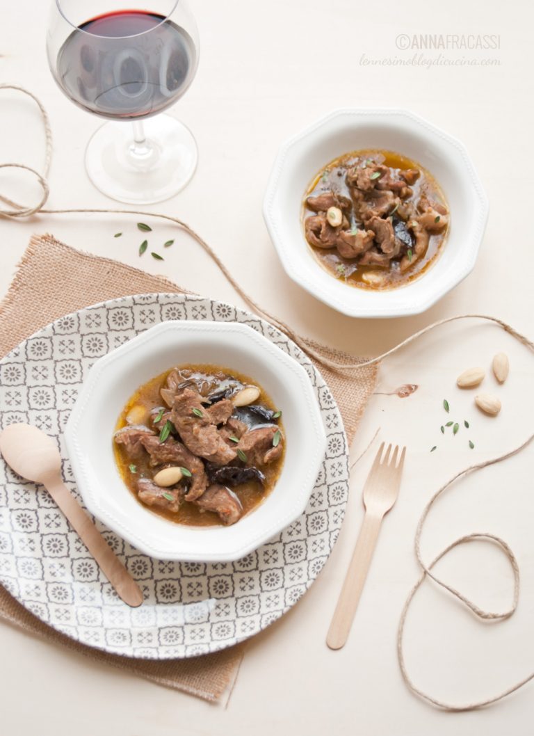 Tajine di agnello e un rosso sardo