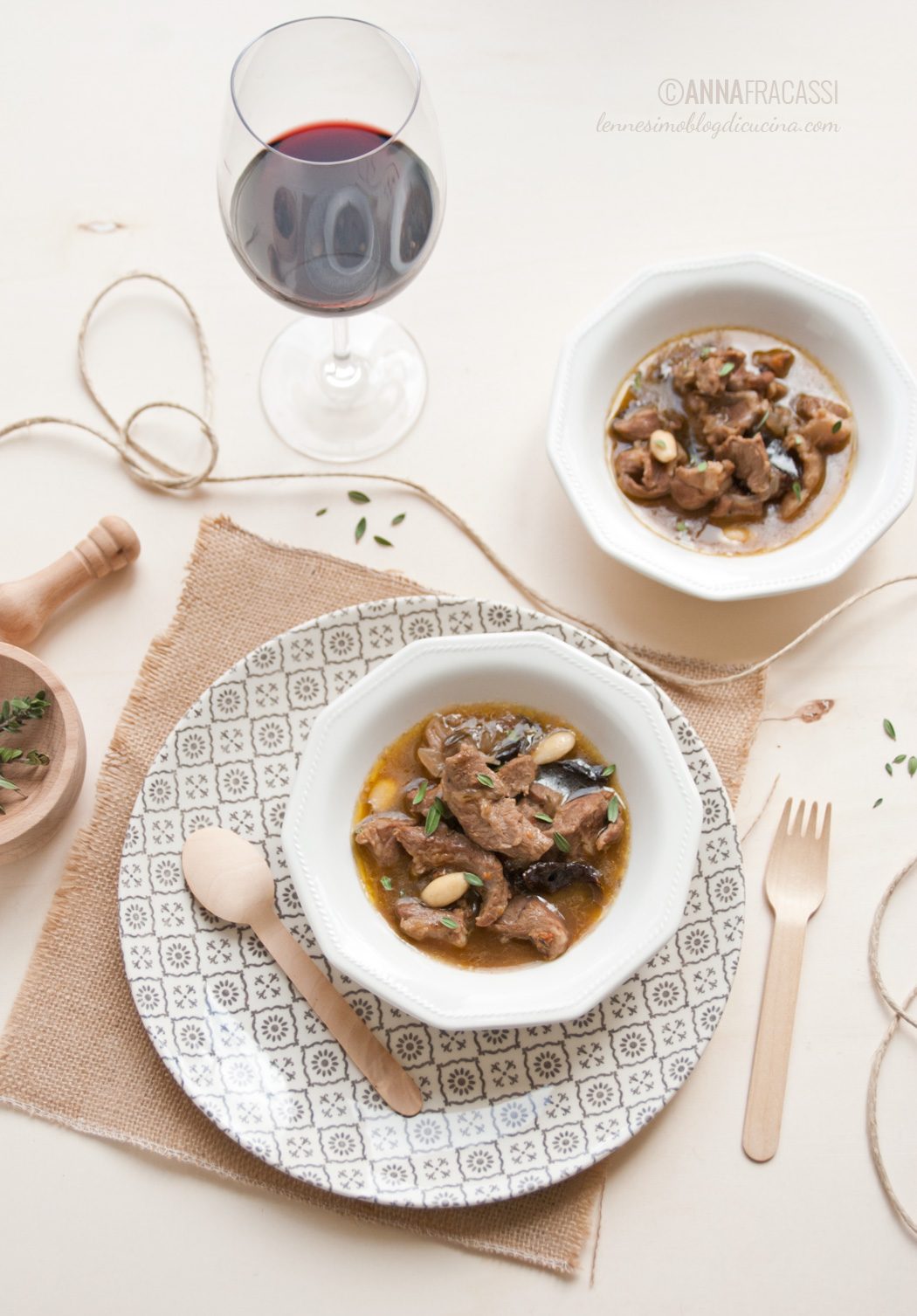 Tajine di agnello e un rosso sardo