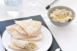 Aperitivo mediorientale con crema di feta e pistacchi al profumo di limone