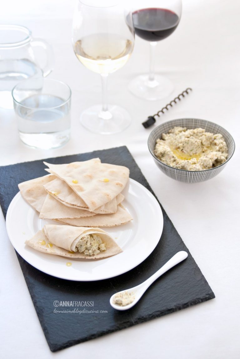 Aperitivo mediorientale con crema di feta e pistacchi al profumo di limone