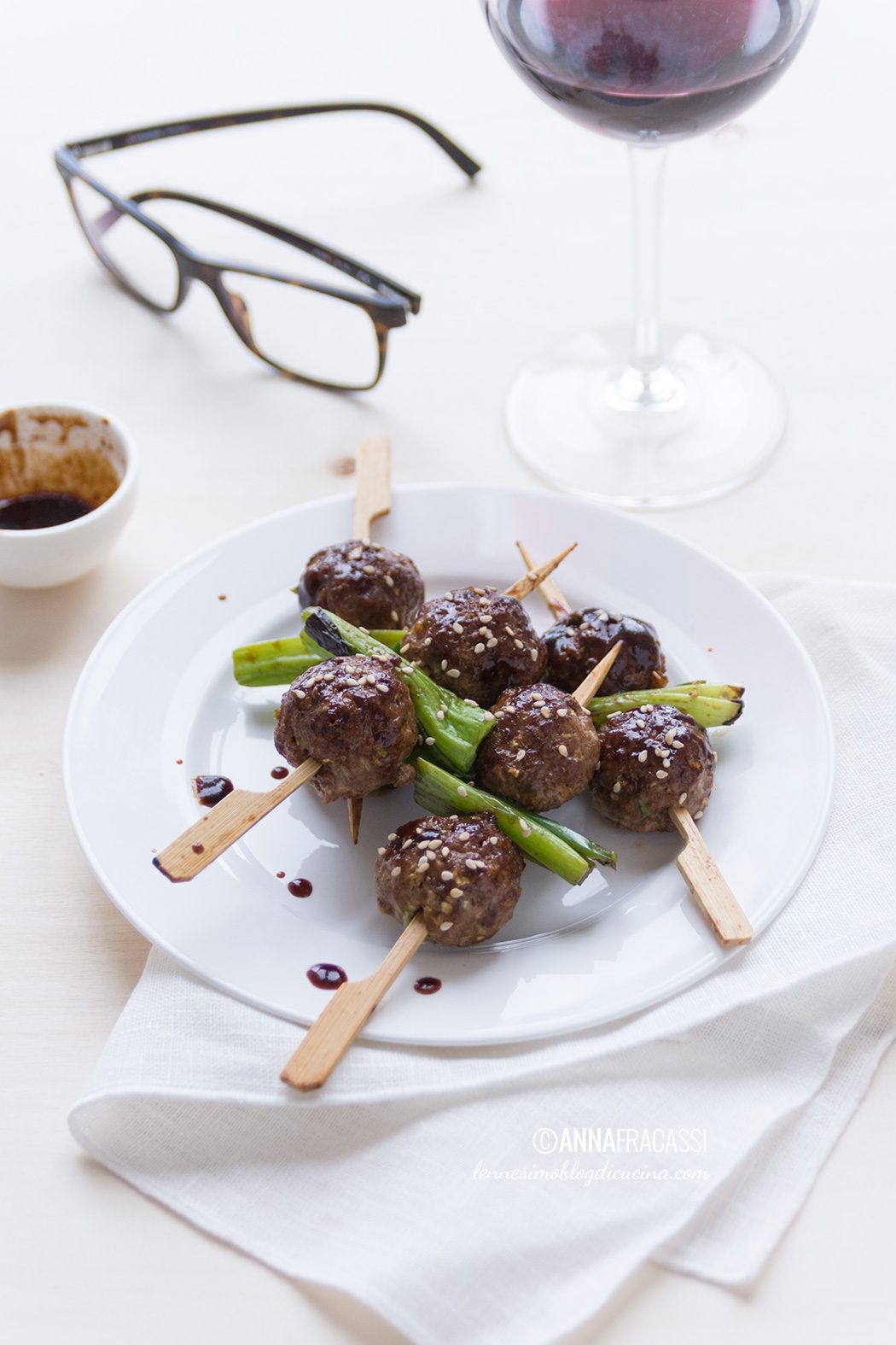 Tsukune: polpette giapponesi allo spiedo con un vino francese