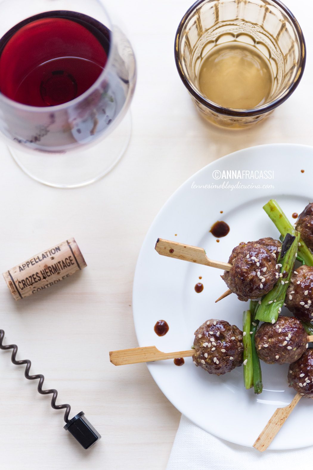 Tsukune: polpette giapponesi allo spiedo con un vino francese