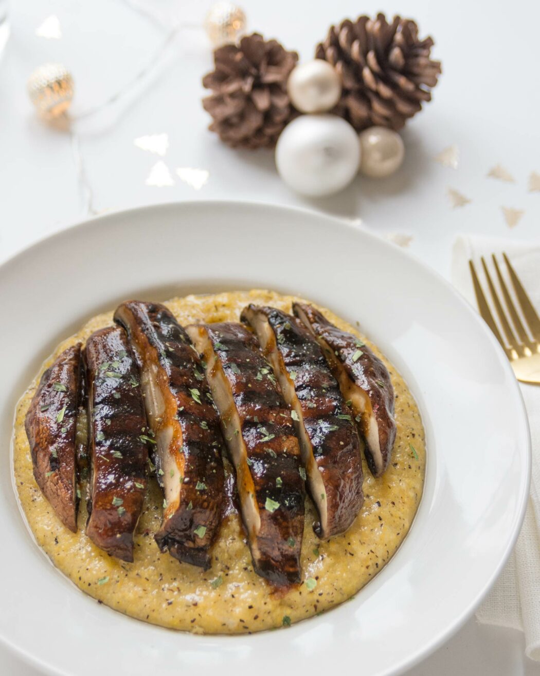 Tagliata di Portobello marinata in salsa orientale su polenta taragna