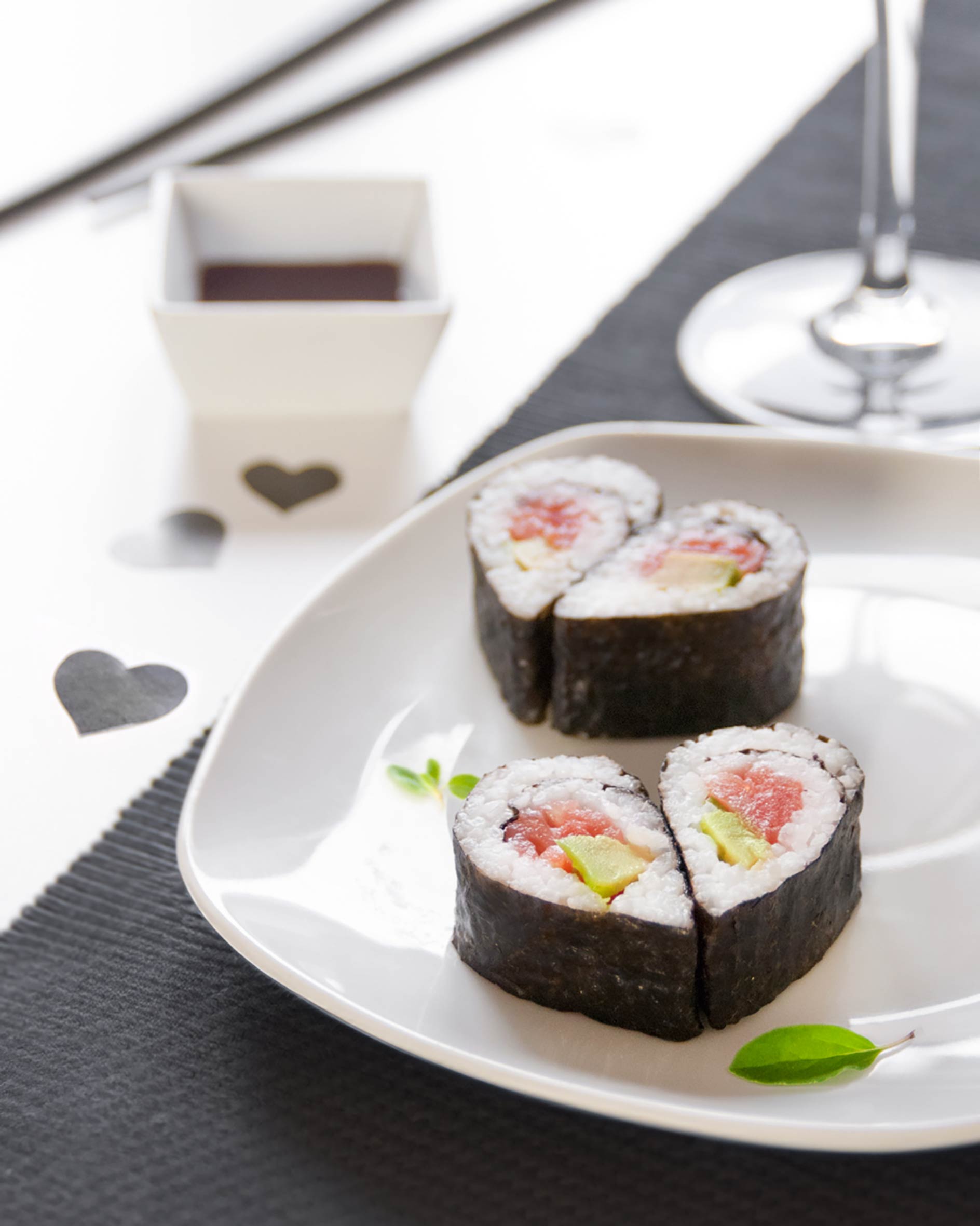 Hosomaki al salmone e avocado: sushi del cuore