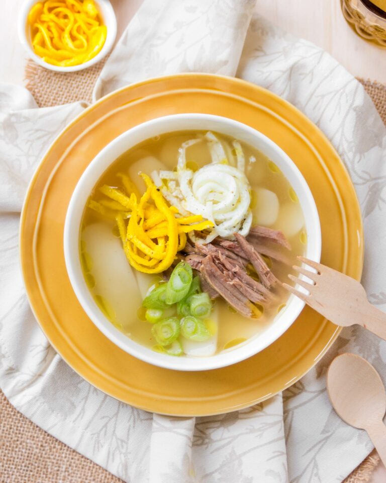 Tteokguk: la ricetta coreana della zuppa di gnocchi di riso in brodo di carne