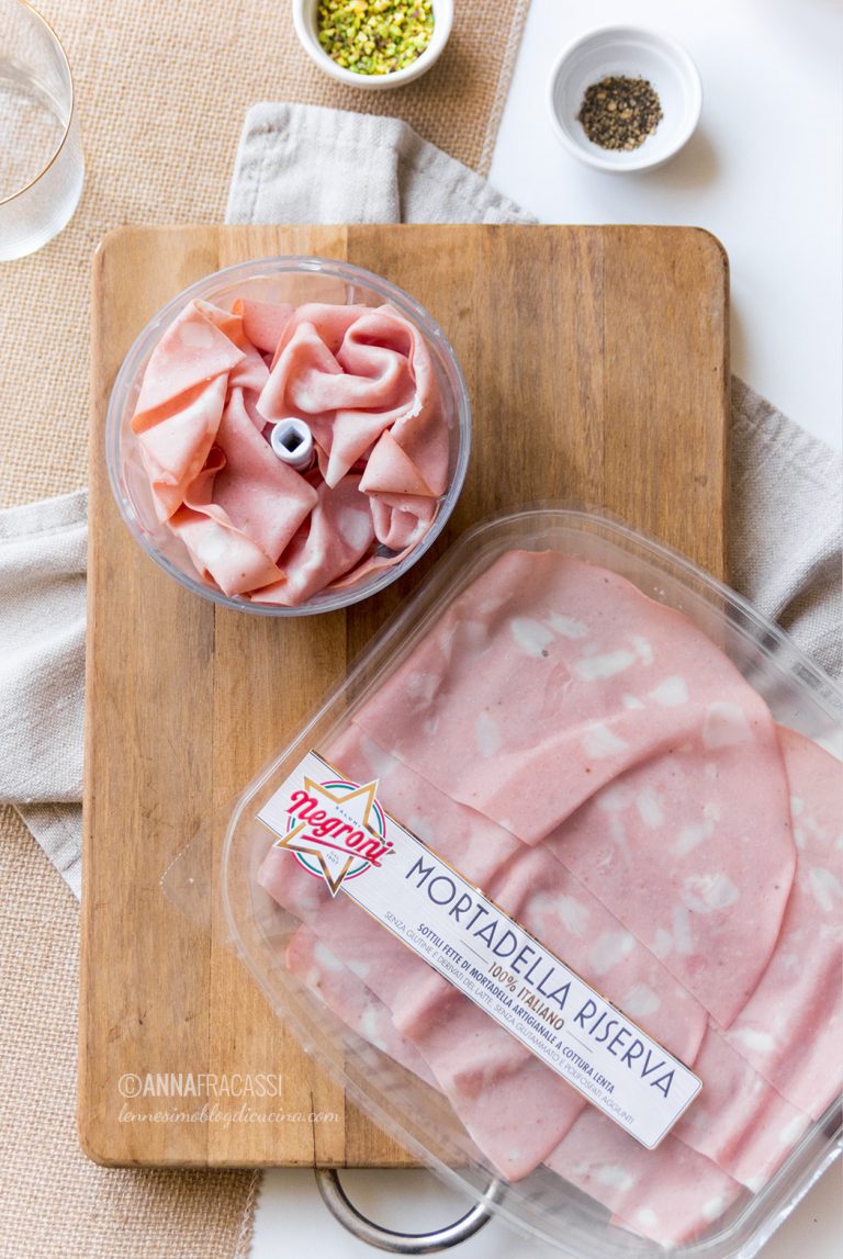 Mortadella burger con cipolle caramellate e provola filante L