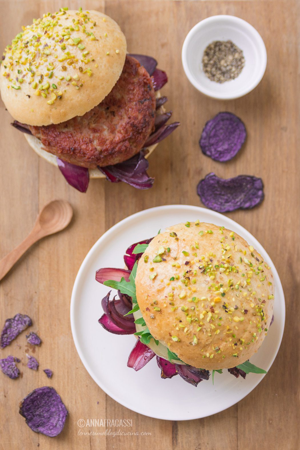 Mortadella burger con cipolle caramellate e provola filante