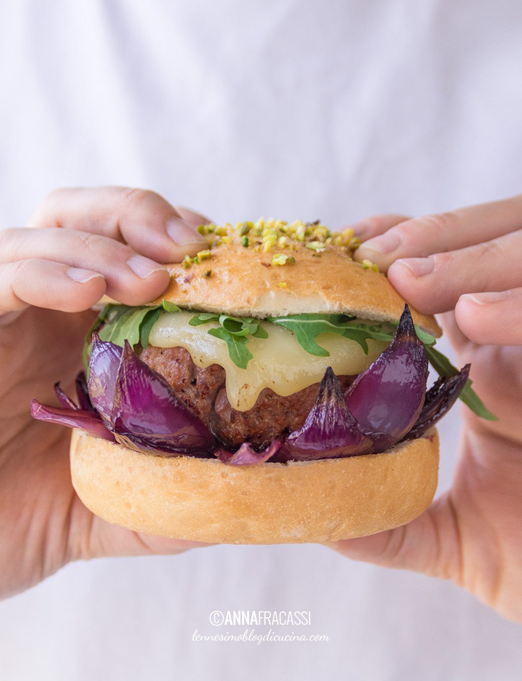 Mortadella burger con cipolle caramellate e provola filante