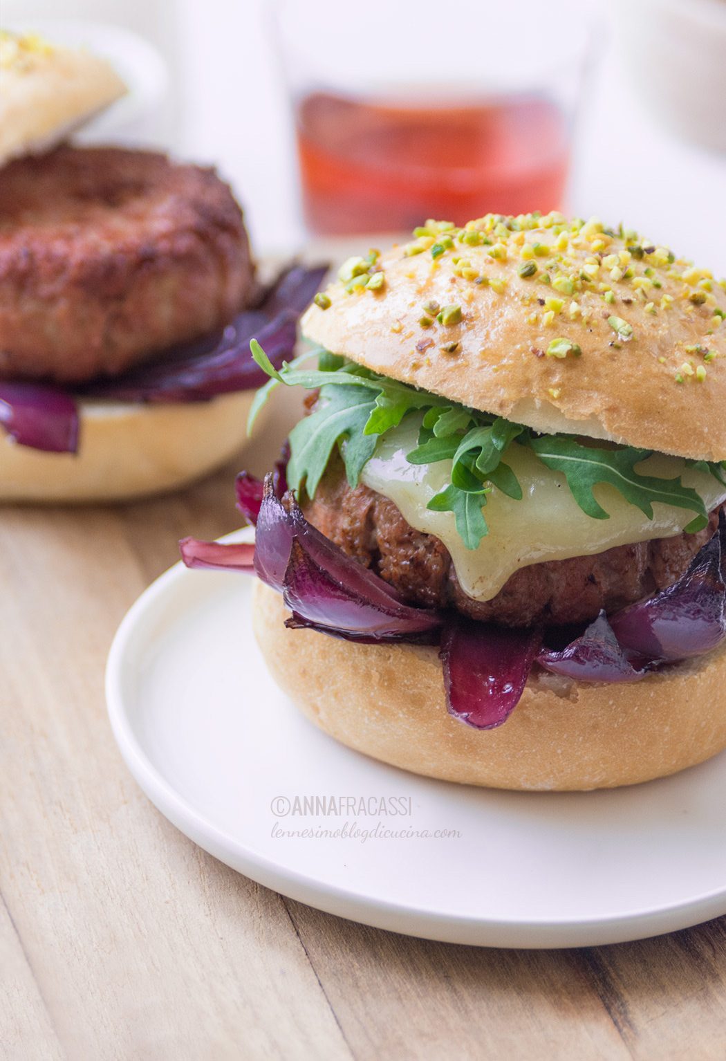 Mortadella burger con cipolle caramellate e provola filante