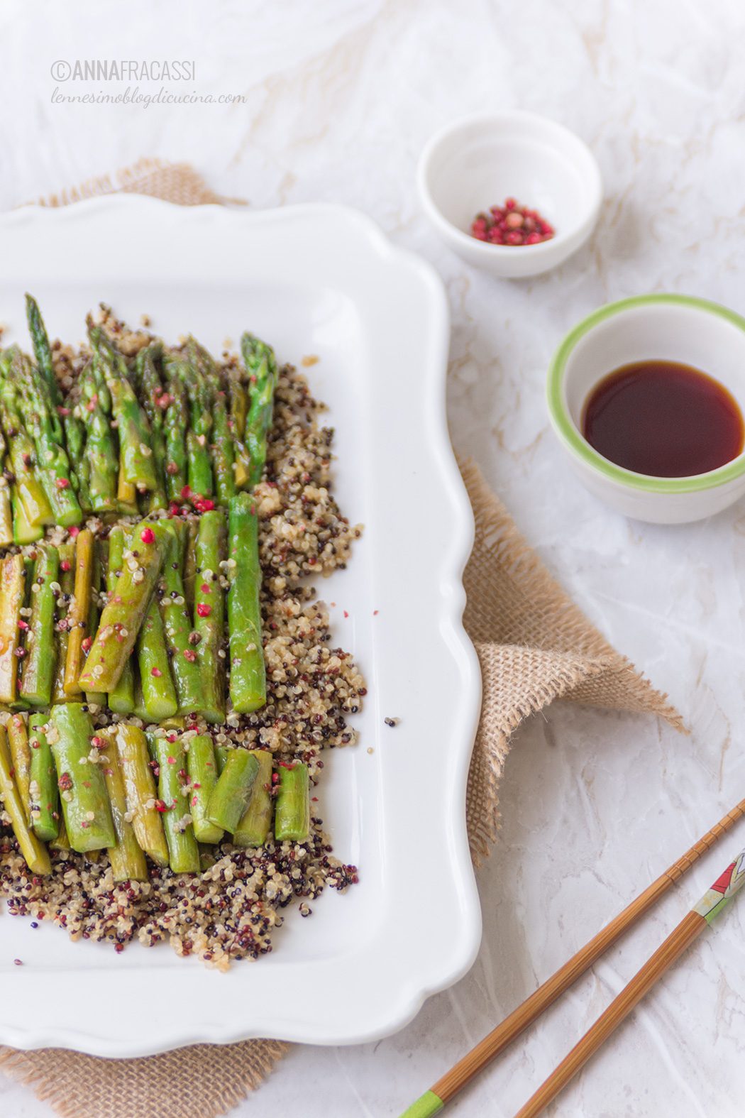 Insalata di quinoa e asparagi alla piastra in salsa di ostriche