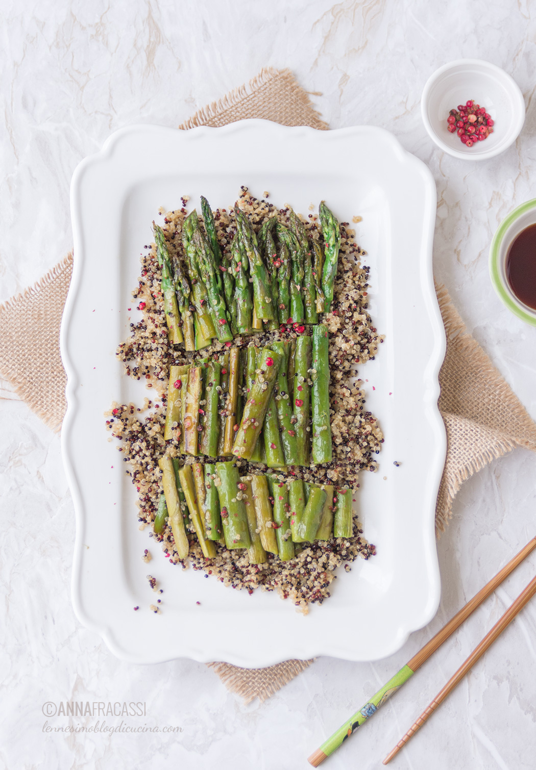 Insalata di quinoa e asparagi alla piastra in salsa di ostriche