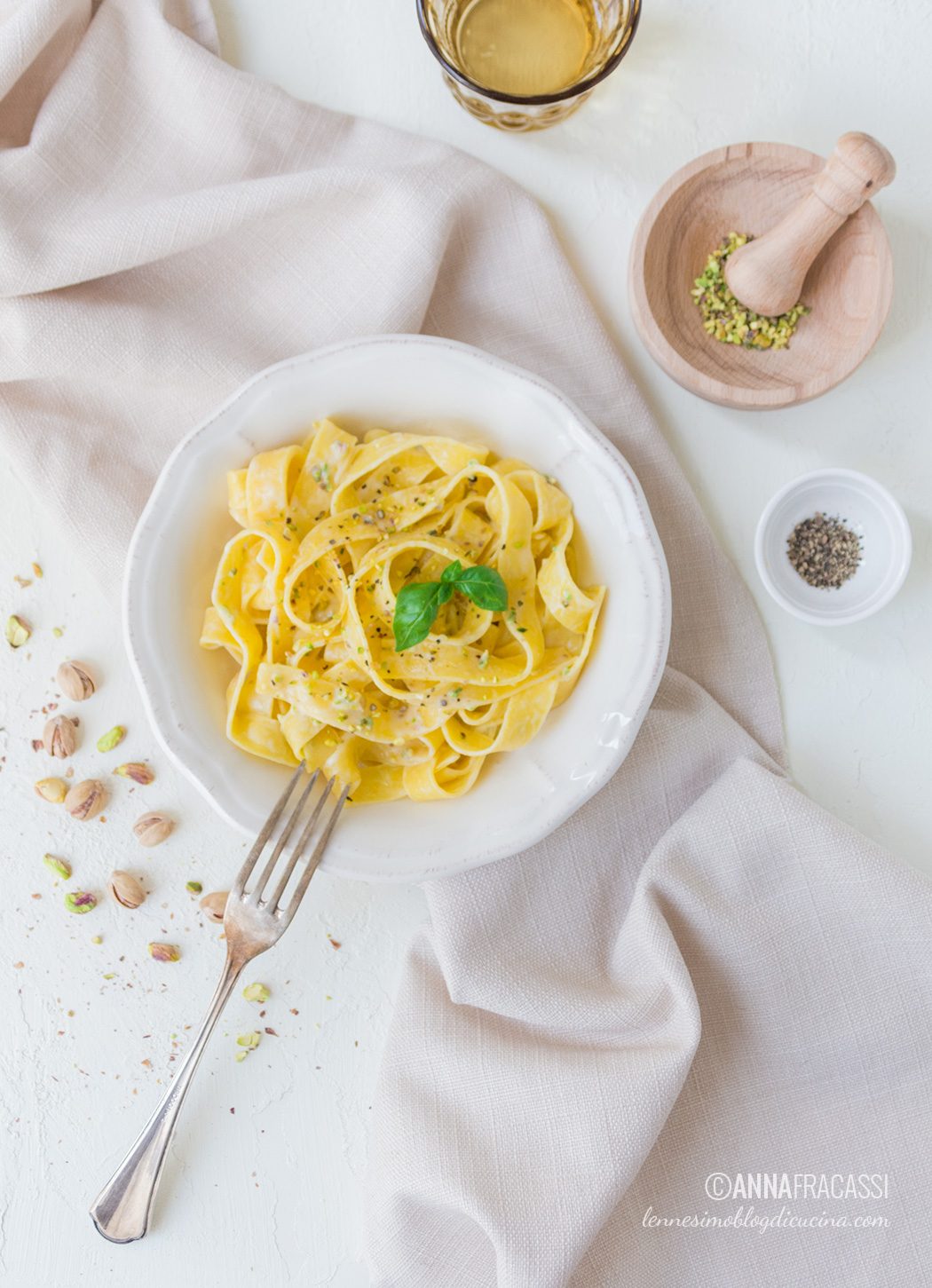 Pappardelle al sugo di pistacchi, formaggio spalmabile e basilico