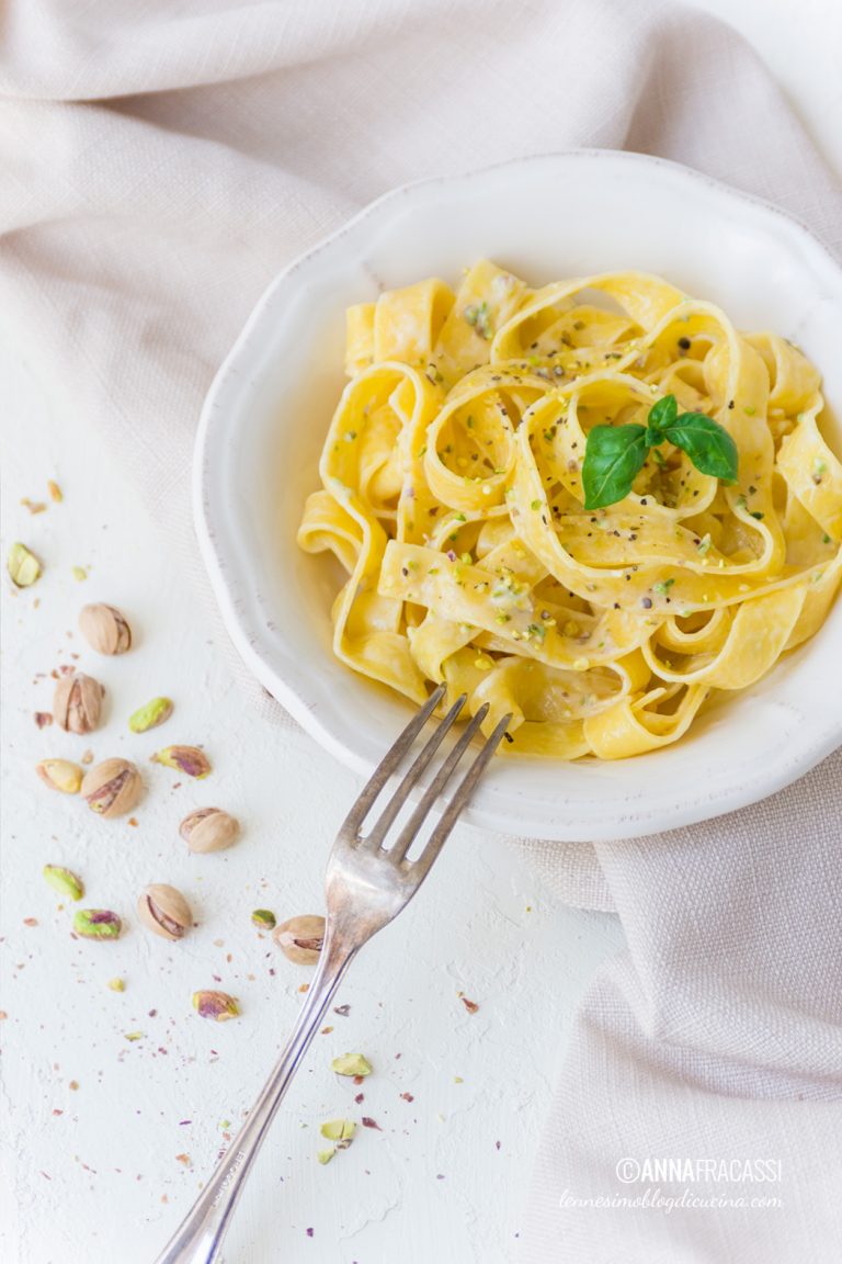 Pappardelle al sugo di pistacchi, formaggio spalmabile e basilico