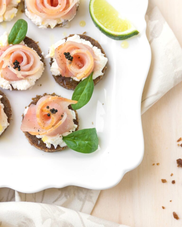 Roselline di pesce spada su pane nero