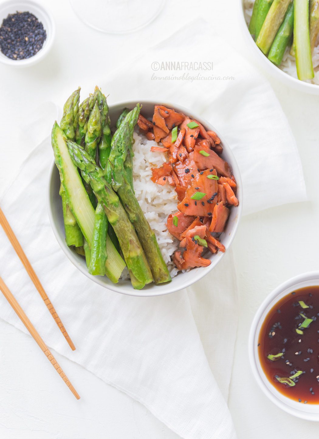 Teriyaki salmon rice bowls: salmone in salsa teriyaki e asparagi