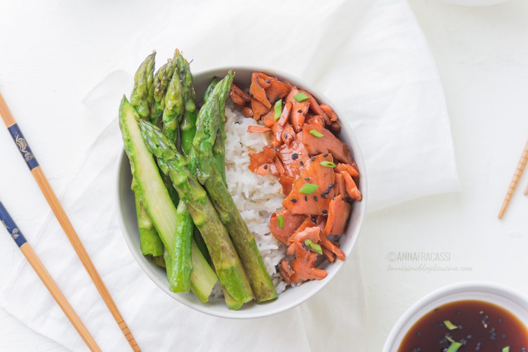 Teriyaki salmon rice bowls: salmone in salsa teriyaki e asparagi