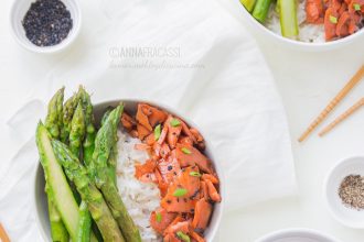 Teriyaki salmon rice bowls: salmone in salsa teriyaki e asparagi