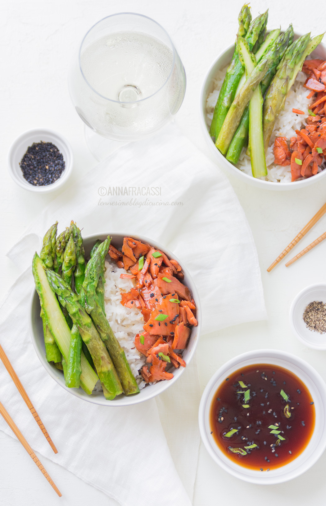 Teriyaki salmon rice bowls: salmone in salsa teriyaki e asparagi