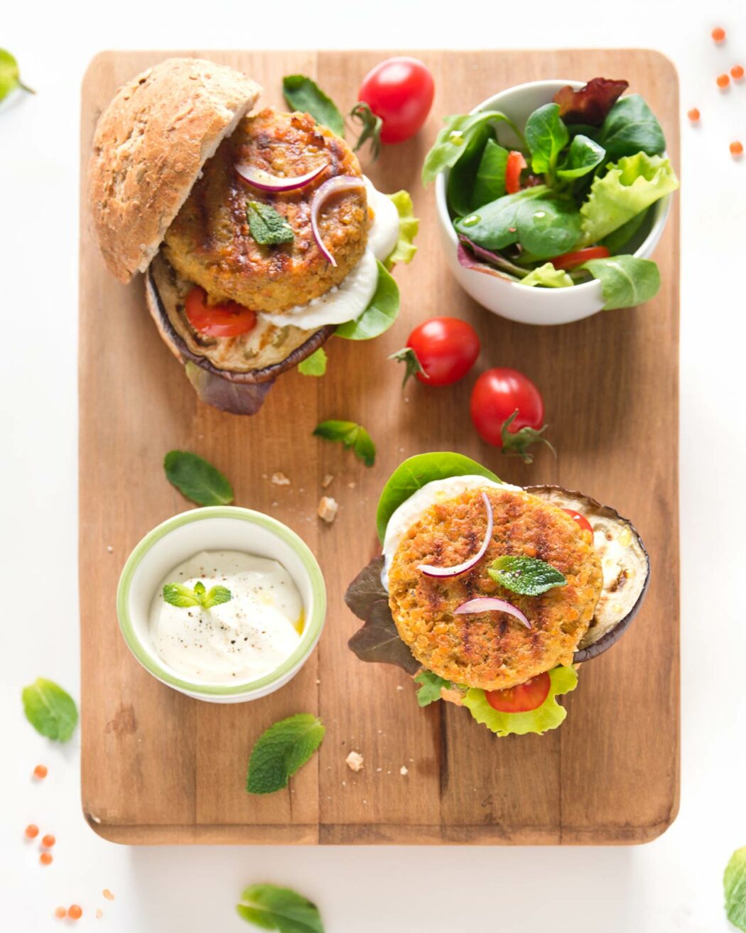 Veggie Burger di lenticchie rosse con melanzane grigliate, pomodorini e menta
