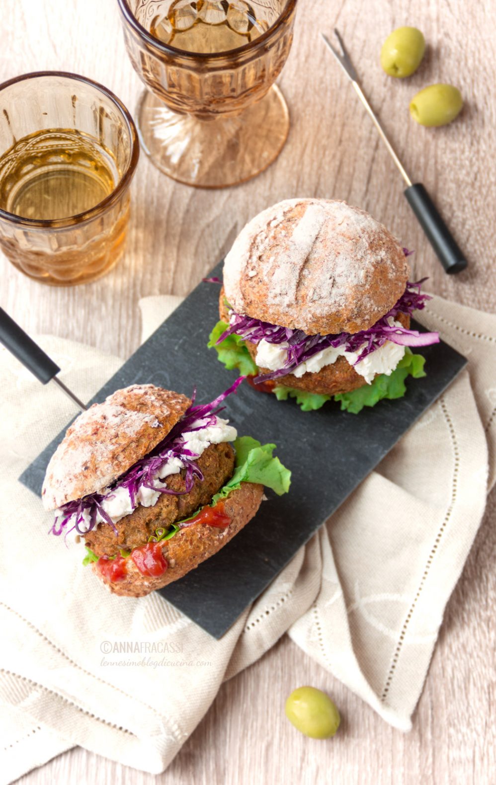 Tuna Burger: mini burger di tonno, olive verdi e robiola