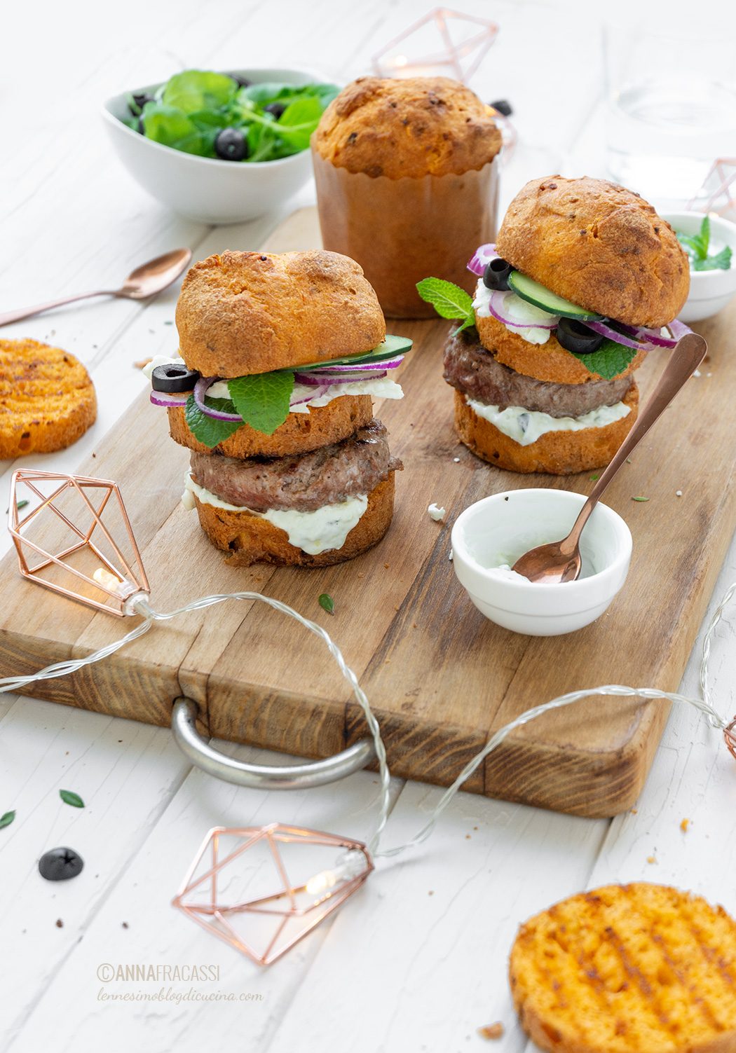 Mini burger alla greca con panettoncini salati, feta e salsa tzatziki