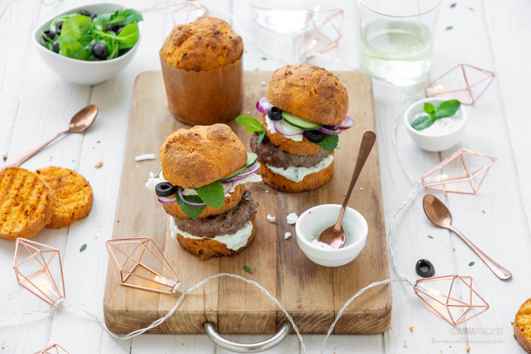 Mini burger alla greca con panettoncini salati, feta e salsa tzatziki