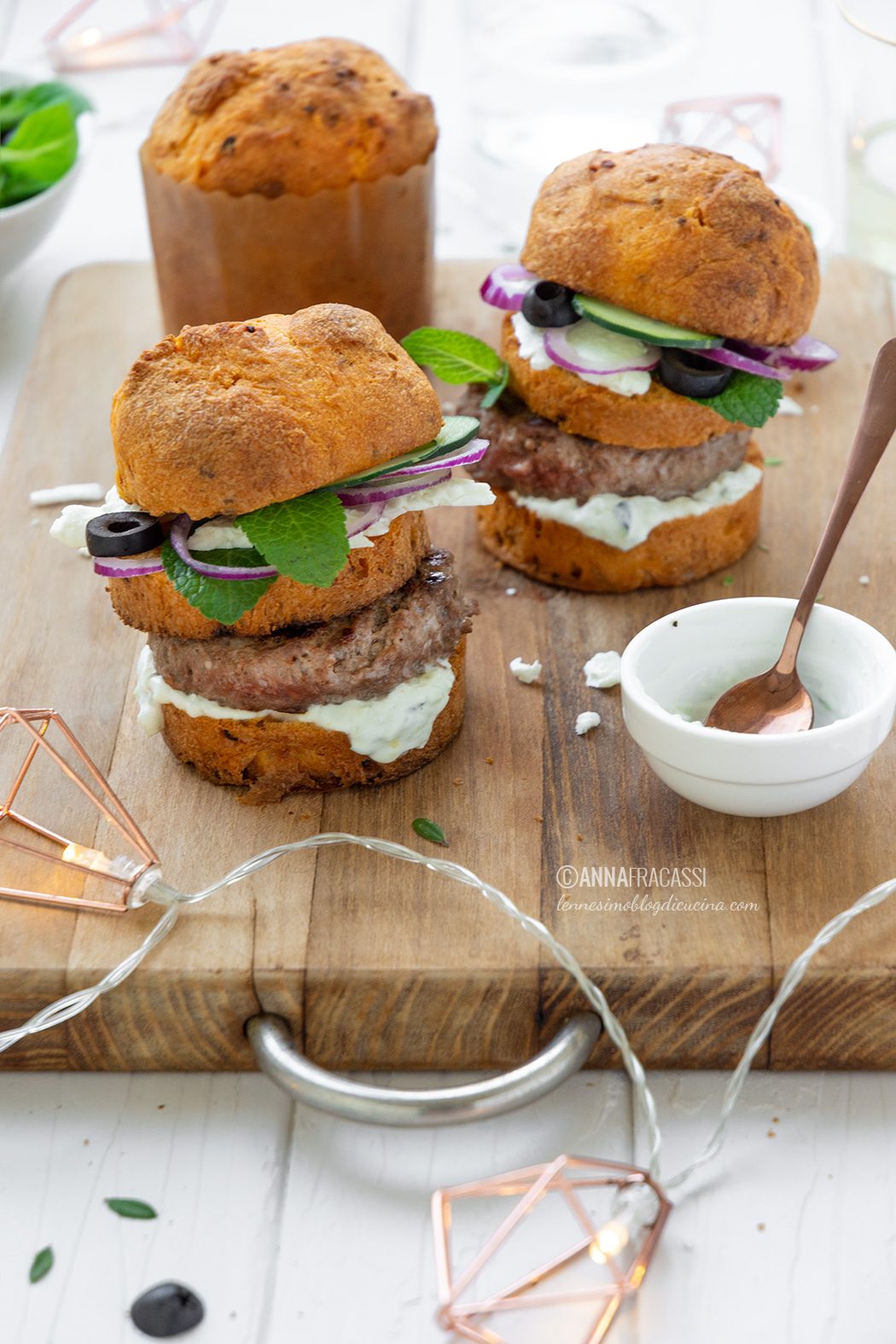 Mini burger alla greca con panettoncini salati, feta e salsa tzatziki