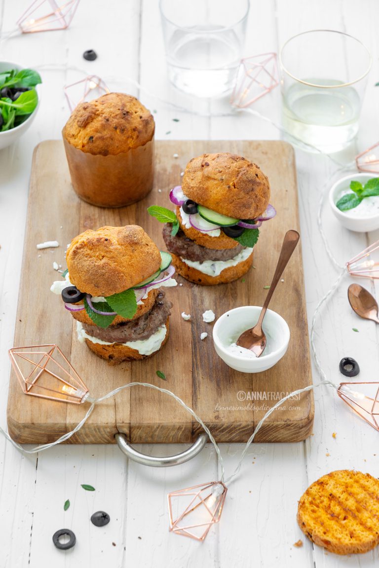 Mini burger alla greca con panettoncini salati, feta e salsa tzatziki