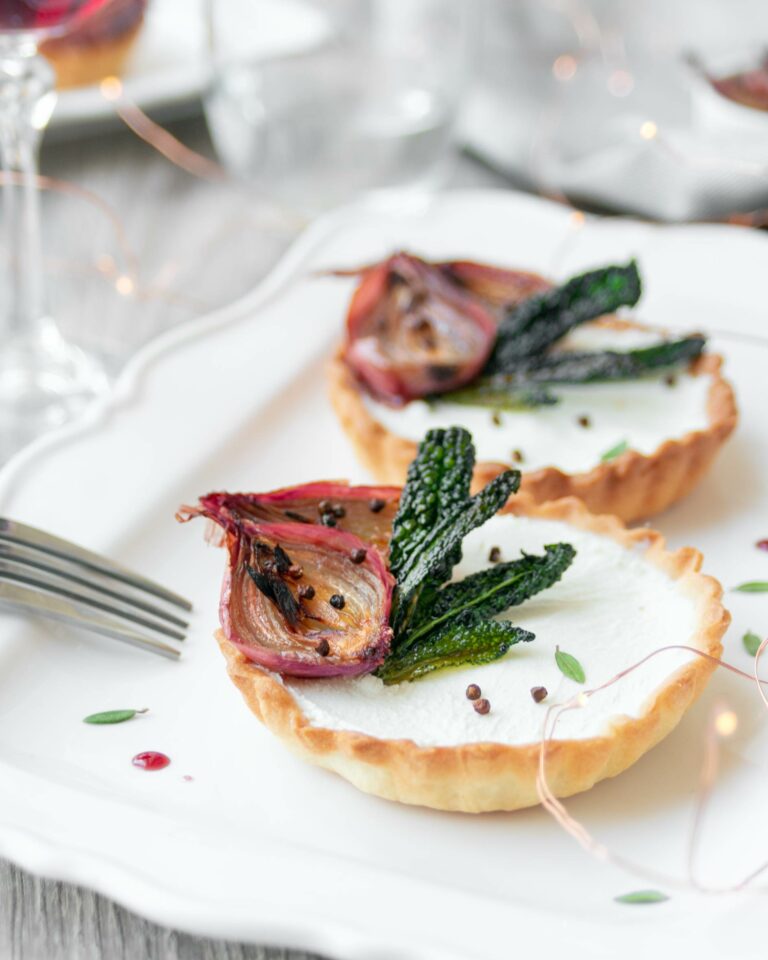 Tartellette alla robiola di Roccaverano con scalogni al Brachetto d'Acqui