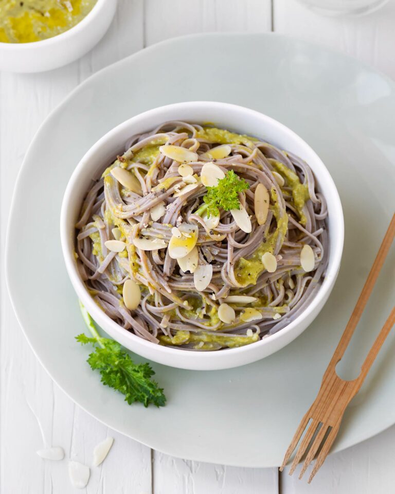 Pesto di gambi di cime di rapa e mandorle su udon di grano saraceno